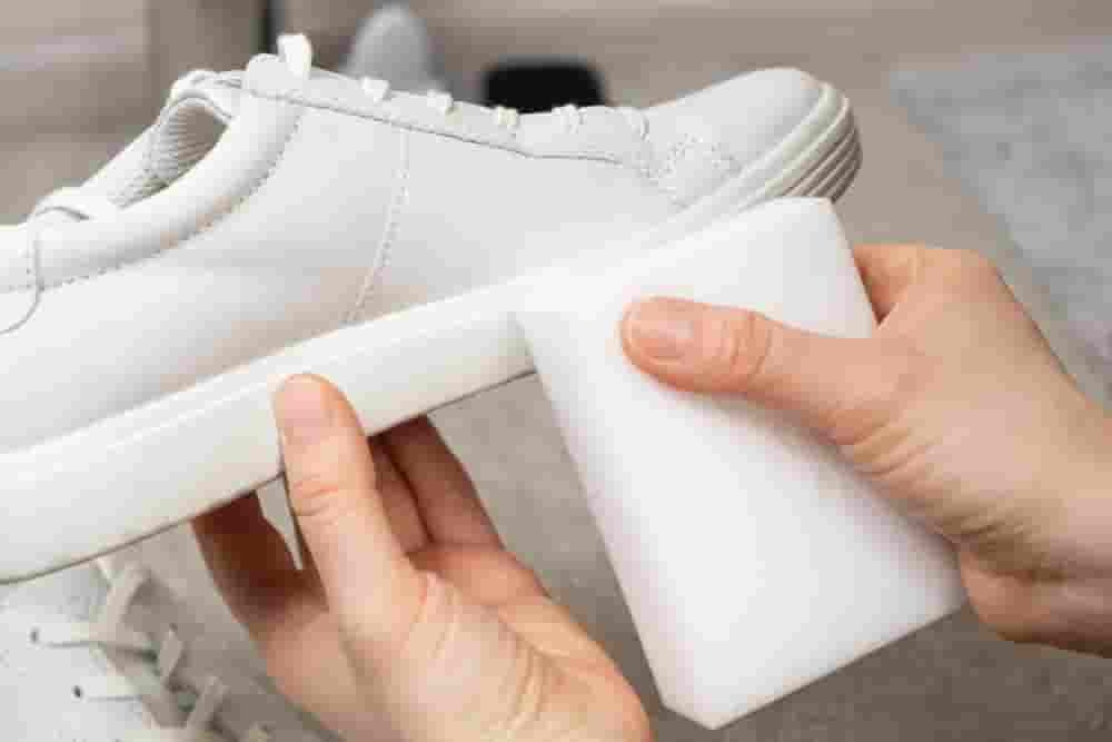 Jak usunąć plamy z kleju z butów?